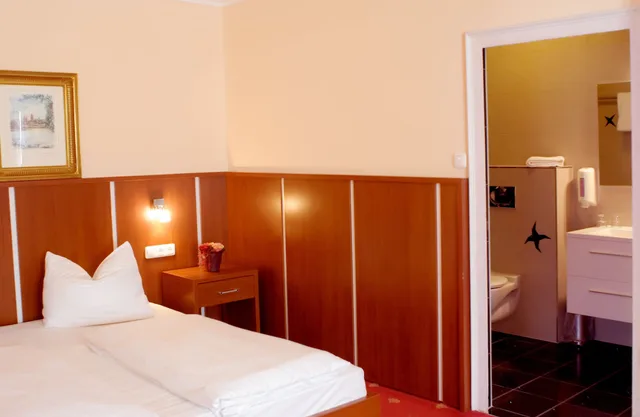 جناح بسرير كوين، ATLAS Posthotel 3/4