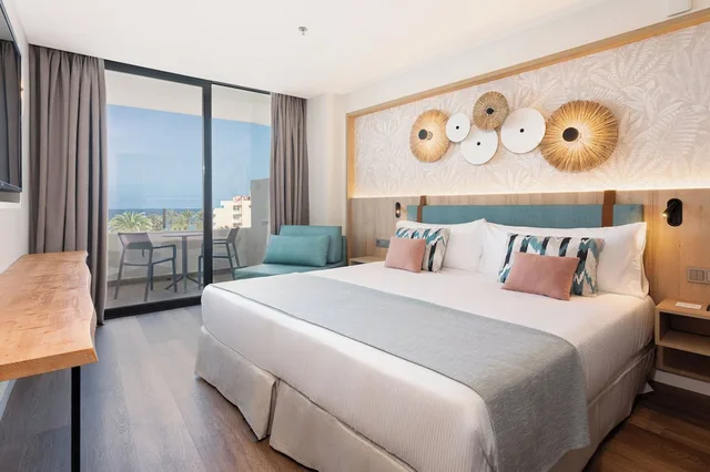 غرفة بسريرين منفصلين بإطلالة على البحر، Mediterranean Palace 3/6