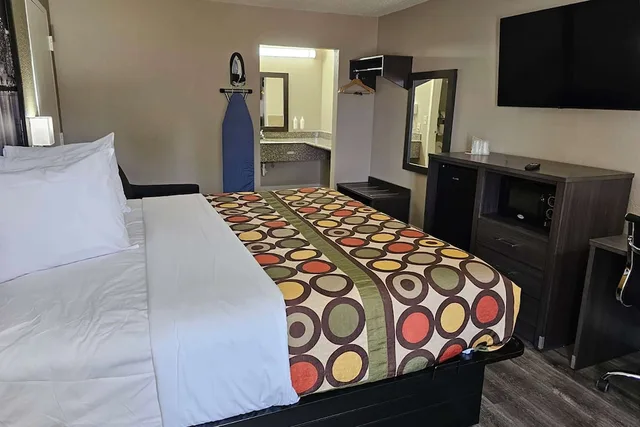 غرفة بسرير كينج للمدخنين لذوي الإعاقة، Super 8 By Wyndham Metairie 3/4