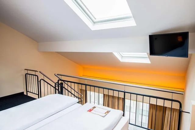 استوديو عائلي بسرير كينج، The Cloud One Munchen-Hauptbahnhof, part of the Motel One Group 1/3