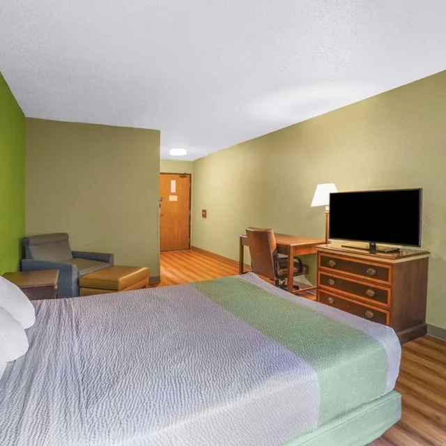 1 Queen Bed - ADA/Tub/Smoking، Motel6 Morehead, KY 8/10