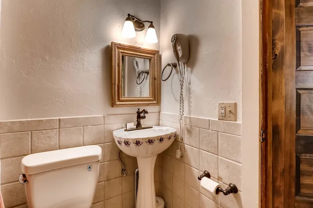 Petite, Suite, Queen and Twin Beds, Ski Tip Lodge 8/9