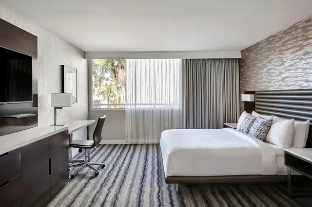 Room, King Bed, Ventura Beach Marriott 1/8