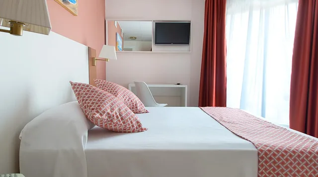 Room, Double Bed, Balcony, GHT Balmes Hotel, Aparthotel & Splash 6/10