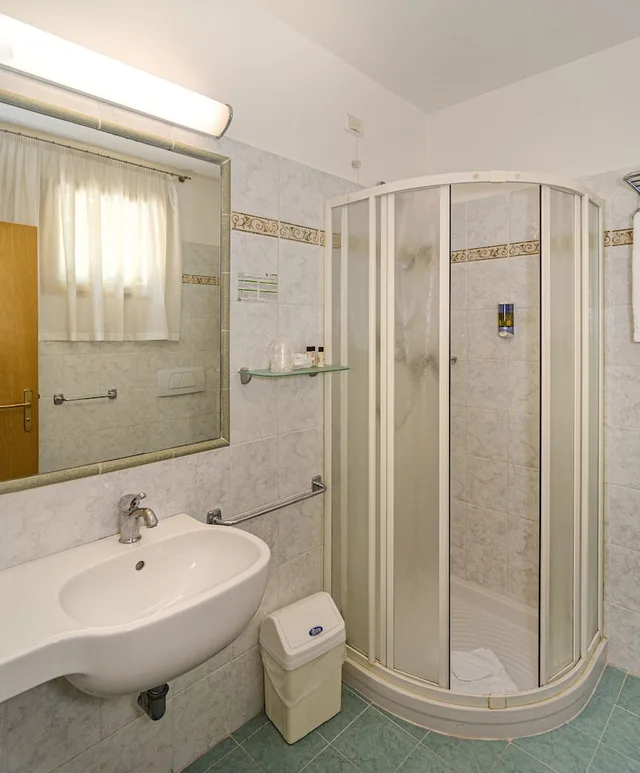 Superior, 1 Double and 1 Single Bed, Hotel Nedy 3/5
