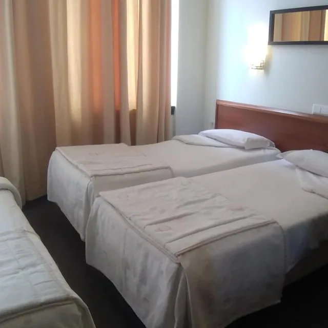غرفة ثلاثية، Universal Hotel 2/4