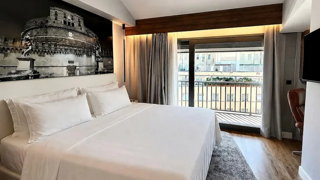جناح بسرير كينج بشرفة مع أريكة، Radisson Blu Ghr Hotel Rome 1/6