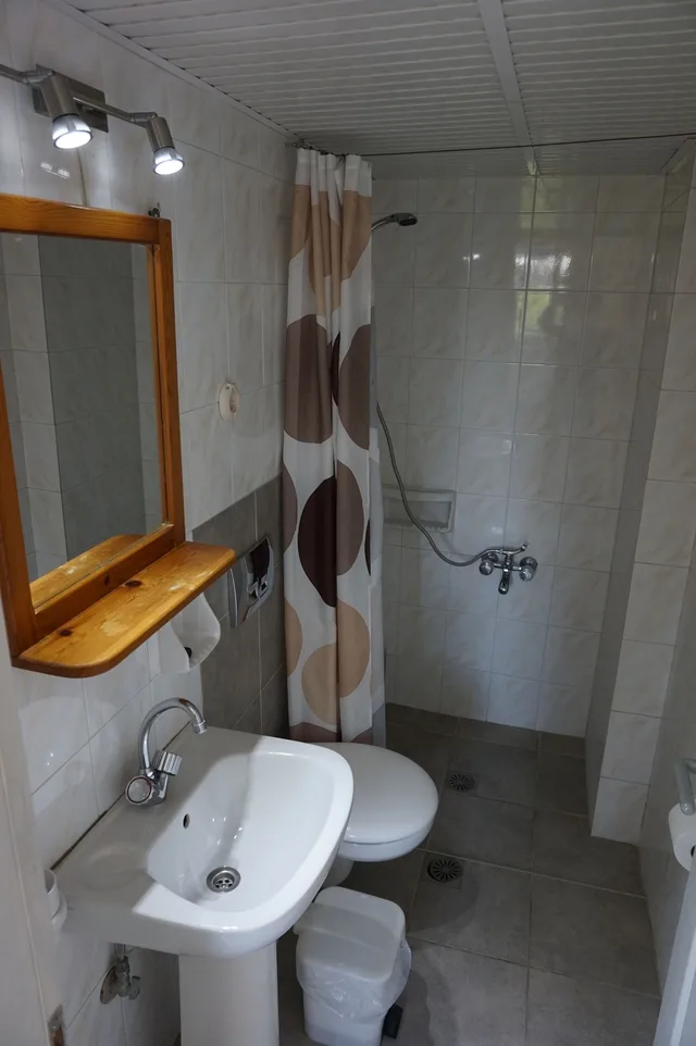 غرفة أساسية ثلاثية بثلاثة أسرّة، Niriis Hotel 3/6