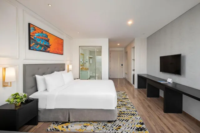 غرفة سوبيريور بسرير كينج بشرفة، Wyndham Danang Golden Bay 2/3