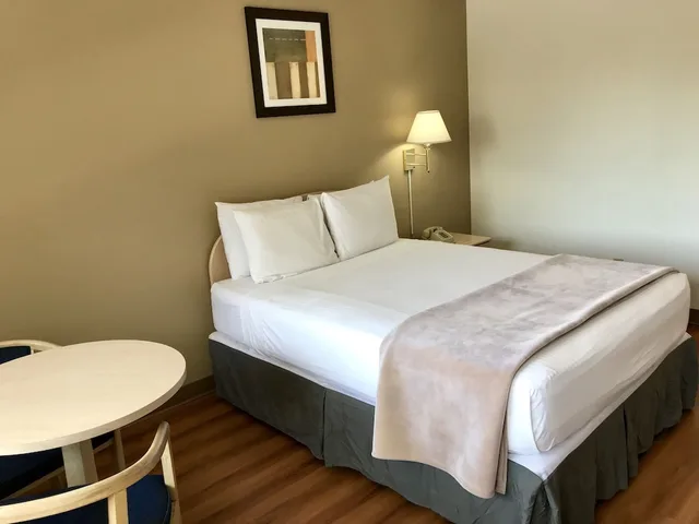 غرفة قياسية بسرير كوين، Sea-Tac Airport Value Inn 4/6