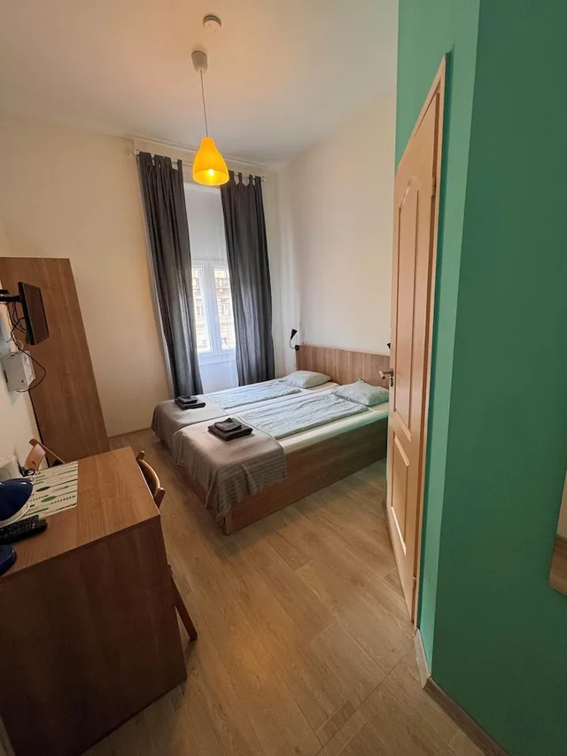 غرفة بسرير مزدوج أو سريرين منفصلين، Omega Guesthouse Budapest 4/9