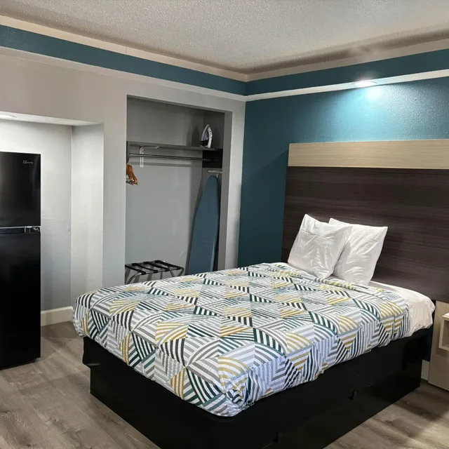 1 King Bed - Smoking, Micfridge, Studio6 Suites Memphis, TN – East Memphis 5/10