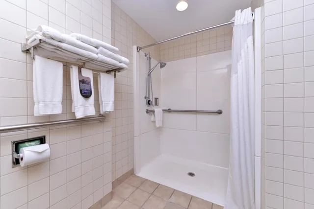 غرفة بسريرين كوين لذوي الإعاقة، Holiday Inn Express Breezewood 3/3