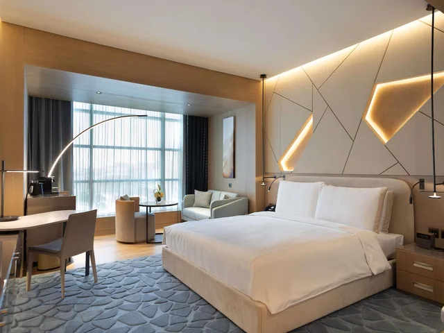 غرفة بريميوم بسرير كينج بإطلالة على المدينة، La Cigale Hotel 1/8