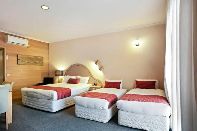 غرفة بسرير كوين وسريرين منفصلين، Quality Inn Colonial 1/2