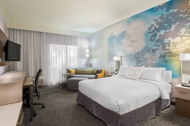 غرفة بسرير كينج مع أريكة، Courtyard by Marriott Wilmington / Wrightsville Beach 2/8