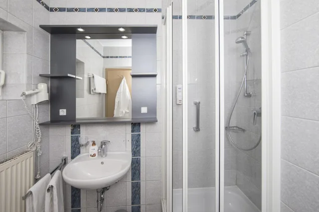 غرفة بسرير مزدوج بشرفة، JOHANNESBAD HOTEL FUSSINGER HOF 4/5