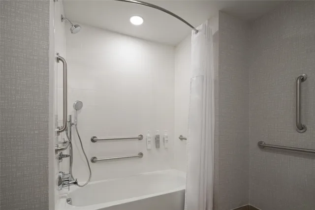 غرفة بسرير كينج بحوض استحمام لذوي الإعاقة، Hampton Inn & Suites Somerset 1/1