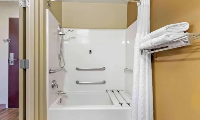 جناح بسرير كينج مع أريكة بمطبخ، Studio6 Extended Stay Minneapolis Airport Eagan North MN 7/10