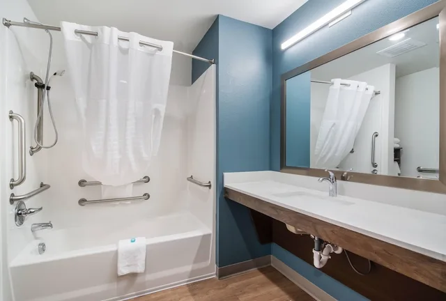 غرفة بسرير كوين مع أريكة بحوض استحمام لذوي الإعاقة، WoodSpring Suites Fort Mill 4/4