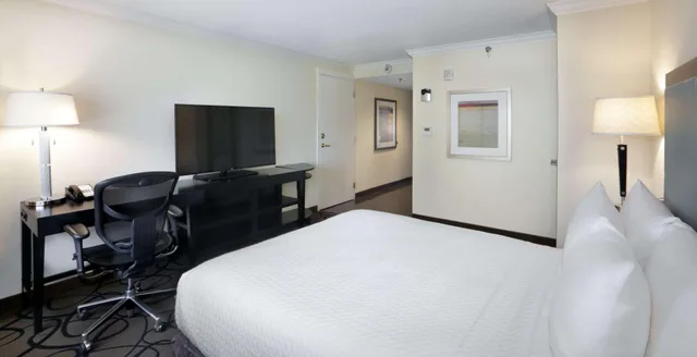 غرفة بسرير كوين لذوي الإعاقة، The Verve Hotel Boston Natick, Tapestry Collection by Hilton 2/3