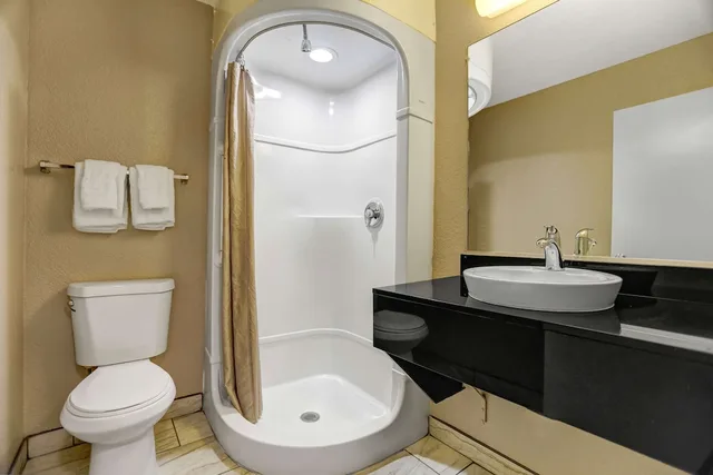 غرفة قياسية بسريرين مزدوجين، Rodeway Inn Red Bluff I-5 4/4