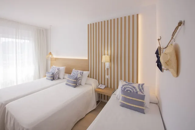 غرفة ثلاثية بثلاثة أسرّة بإطلالة على البحر، Hotel Cala Font 2/5