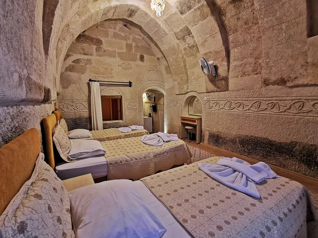 Suite, 1 Double and 3 Single Beds, Courtyard View, Hot Tub، Falcon Cave Suites 1/2
