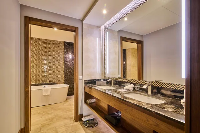 جناح ملكي بانورامي بسرير كينج بإطلالة على الجبل، Radisson Blu Hotel Yerevan 2/4
