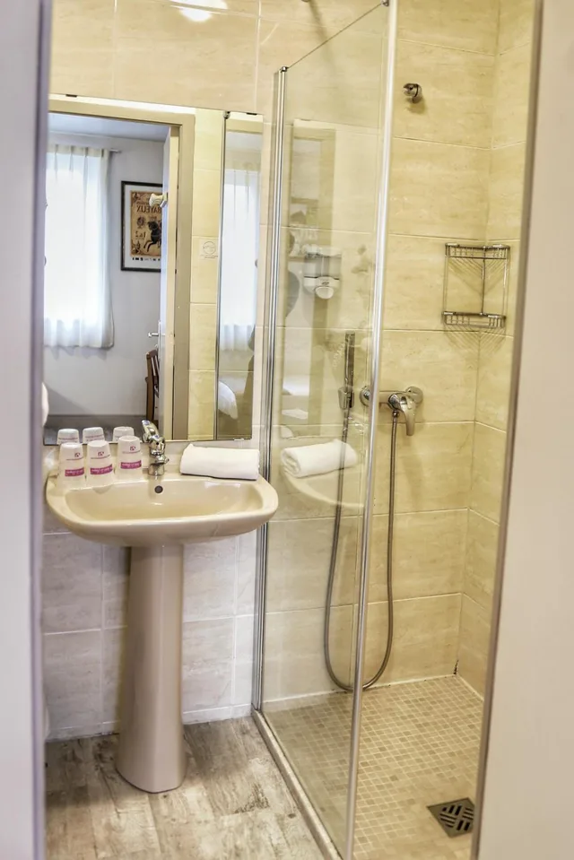 غرفة بسريرين منفصلين، Hotel Le Bayeux 6/6