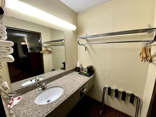 غرفة بسريرين كوين للمدخنين، Super 8 By Wyndham Shawnee 5/6