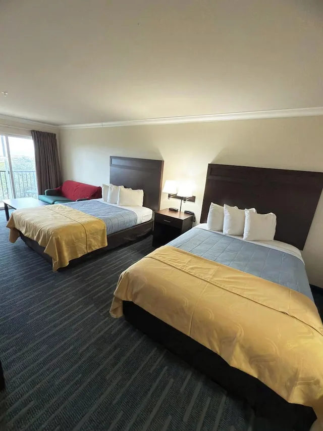 غرفة فاخرة بسريرين كوين بإطلالة على البحر مع أريكة، Coratel Inn and Suites By Jasper Ocean Shores 3/7