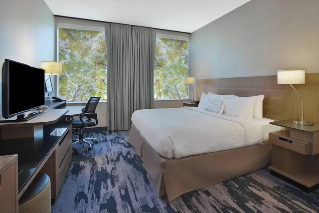 غرفة بسرير كينج لذوي الإعاقة، Fairfield Inn Suites Milwaukee Downtown 2/6