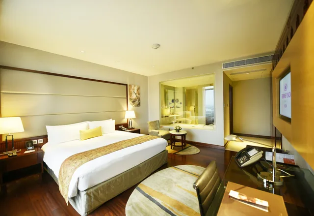 غرفة بريميوم بسرير كينج، CROWNE PLAZA KOCHI 3/8
