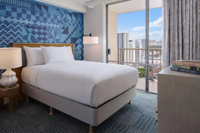 جناح بسرير كوين وسرير مزدوج بغرفتي نوم بإطلالة جزئية على البحر مع أريكة، Outrigger Waikiki Paradise 1/4