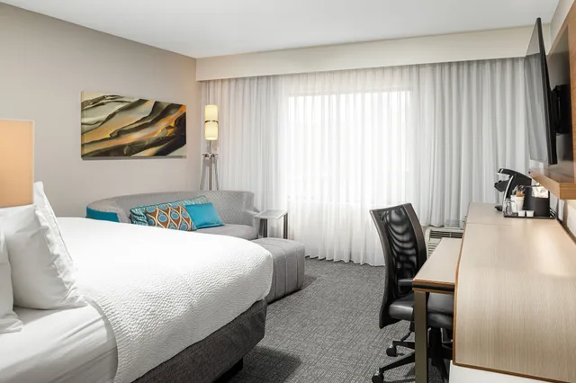 غرفة بسرير كينج بشرفة مع أريكة، Courtyard Paducah West 1/2