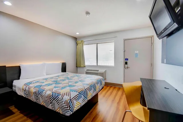1 Full Bed - ADA/Tub, Motel6 Port Allen, LA - Baton Rouge 1/9