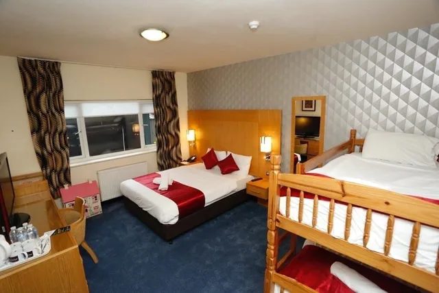 غرفة عائلية بسرير مزدوج وسرير بطابقين بغرفة نوم واحدة، Acorn Lodge Gatwick Hotel 3/4