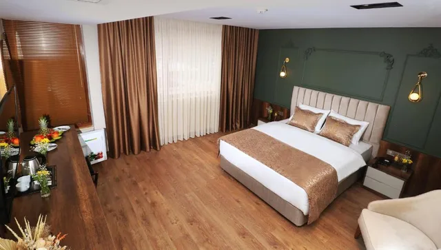 جناح جونيور بشرفة، Bayrak Grand Hotel 1/3
