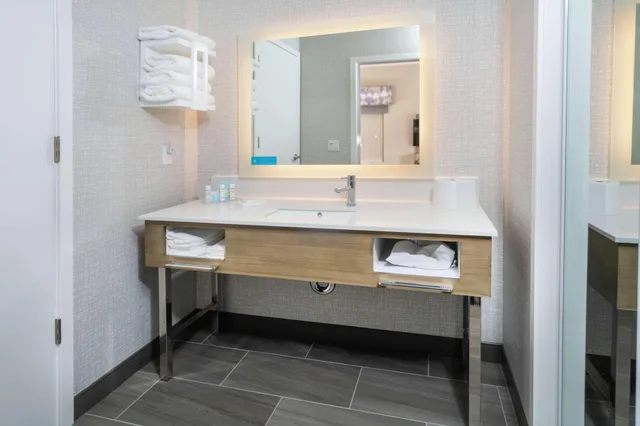 استوديو، Hampton Inn and Suites Santa Maria 2/2