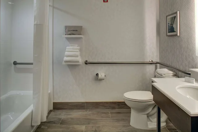 غرفة بسرير كينج بحوض استحمام لذوي الإعاقة، Hampton Inn Suites Miami Airport South Blue Lagoon 2/3