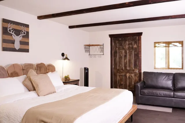 غرفة بسرير كينج مع أريكة، Paradise Village Hotel 2/3