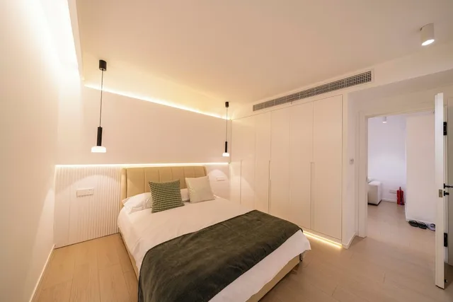 Senior, Apartment, 1 Queen and 1 Double Bed, Book and Bed-People's Square 4/10