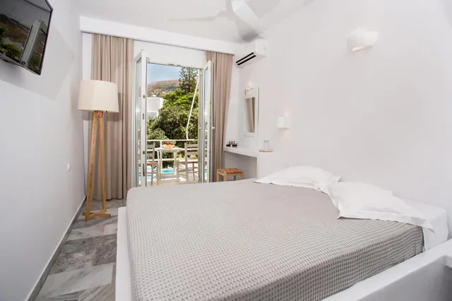 غرفة سوبيريور بسرير كينج بإطلالة على المسبح، Polos Hotel Paros 1/9