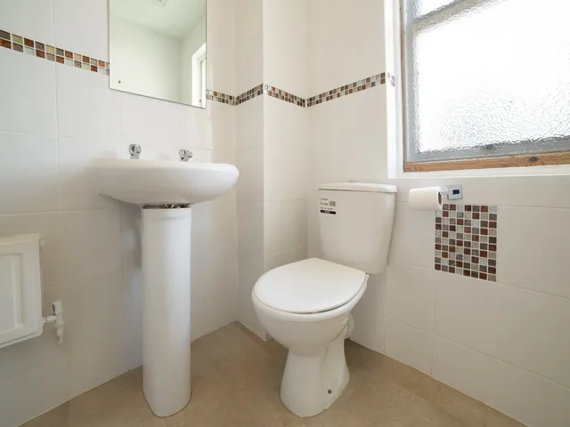 Standard Single Room - Shared, OYO Eagle House Hotel St Leonards Hastings 4/5