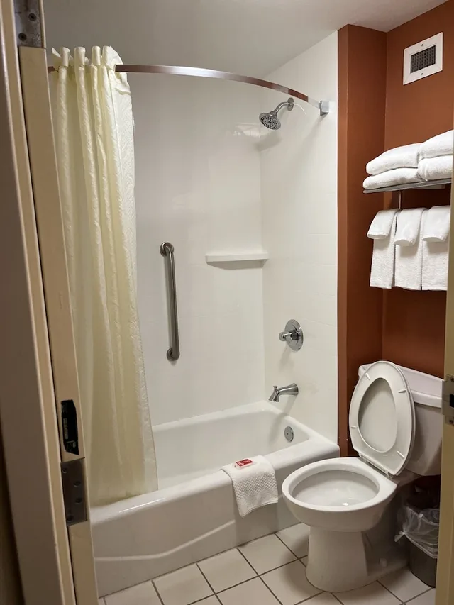 Standard, 2 Queen Beds, Econo Lodge Pigeon Forge Riverside 9/10