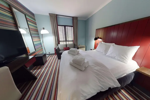 غرفة قياسية بسريرين منفصلين، Village Hotel Swindon 1/3