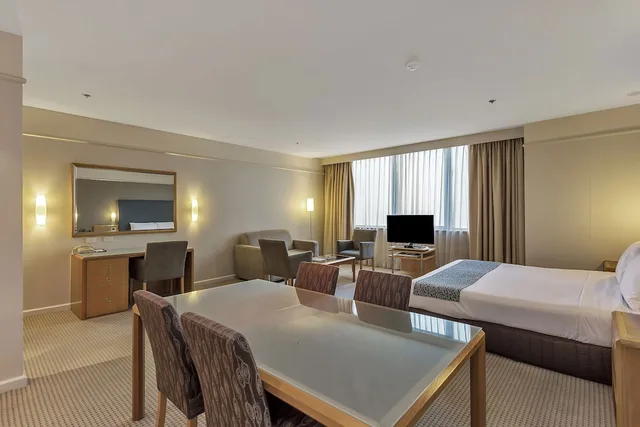 Spa, Junior Suite, King Bed، Stamford Plaza Adelaide 2/4