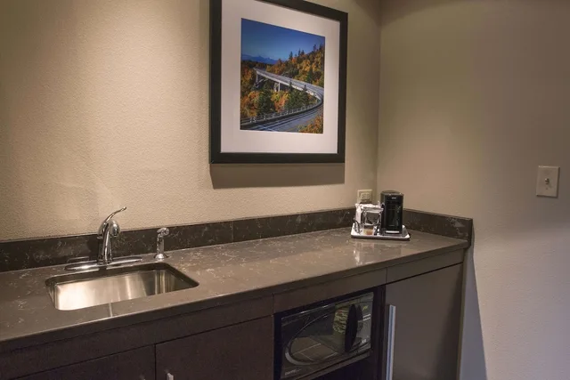 جناح بسرير كينج مع أريكة، Hampton Inn & Suites Boone 4/4
