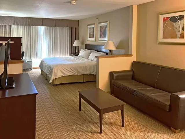 جناح بسرير كينج، Comfort Inn and Suites NW Milwaukee 1/6